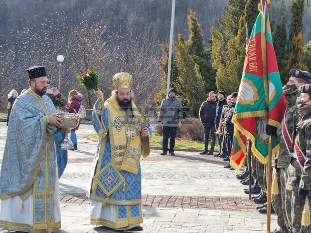 Младежи в български носии извиха хоро на богоявленския водосвет в реката край Момчиловци Младежи в български носии извиха хоро на богоявленския водосвет в реката край Момчиловци