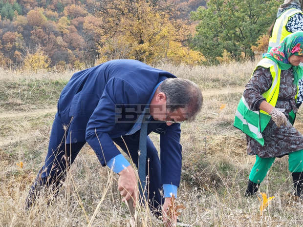 Министър Христо Бозуков се включи в есенното залесяване в района на с. Крумово, община Кочериново Министър Христо Бозуков се включи в есенното залесяване в района на с. Крумово, община Кочериново
