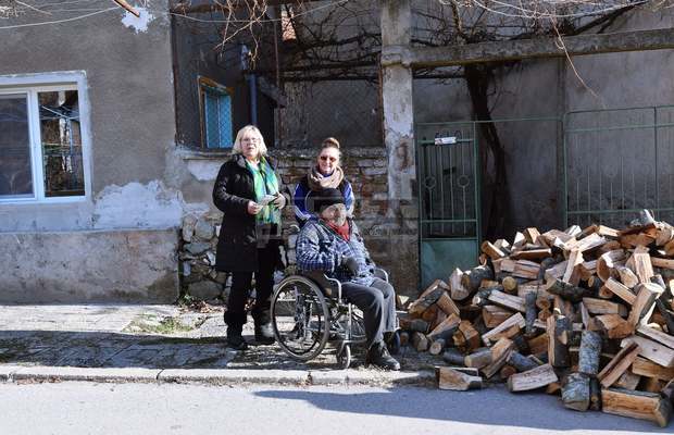 Млада кюстендилка, живееща в Сан Диего, направи дарителска акция сред свои приятели в САЩ, за да подпомогне жители на кюстендилското с. Раждавица Млада кюстендилка, живееща в Сан Диего, направи дарителска акция сред свои приятели в САЩ, за да подпомогне жители на кюстендилското с. Раждавица