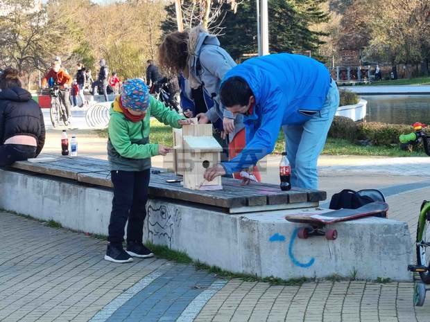 Десетки участници привлече работилница за къщички за птици в Добрич Десетки участници привлече работилница за къщички за птици в Добрич