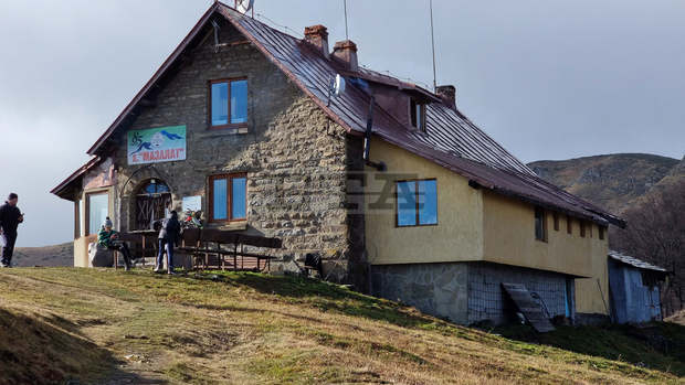 Планината е предпочитана по време на пандемия, туристите в хижите обаче намаляват заради зелените сертификати Планината е предпочитана по време на пандемия, туристите в хижите обаче намаляват заради зелените сертификати