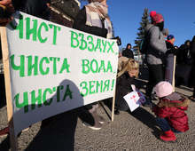 Пред регионалната екоинспекция във Велико Търново граждани протестират срещу изграждането на централа за изгаряне на отпадъци в павликенското село Върбовка