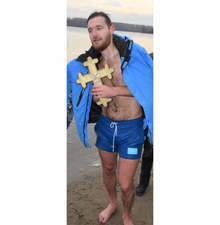 Чавдар Славчов извади богоявленския кръст от водите на Дунав при Видин