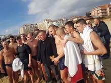 Ученик извади кръста от морето в Свети Влас