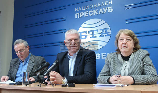 Шест допълнителни линии могат да покриват електробусите в Плевен, смята общинският съветник Христо Таслаков Шест допълнителни линии могат да покриват електробусите в Плевен, смята общинският съветник Христо Таслаков