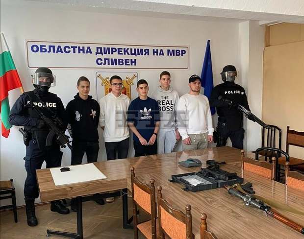 Полицаи от частите за бързо реагиране в Сливен се срещнаха с деветокласници, предотвратили грабеж Полицаи от частите за бързо реагиране в Сливен се срещнаха с деветокласници, предотвратили грабеж