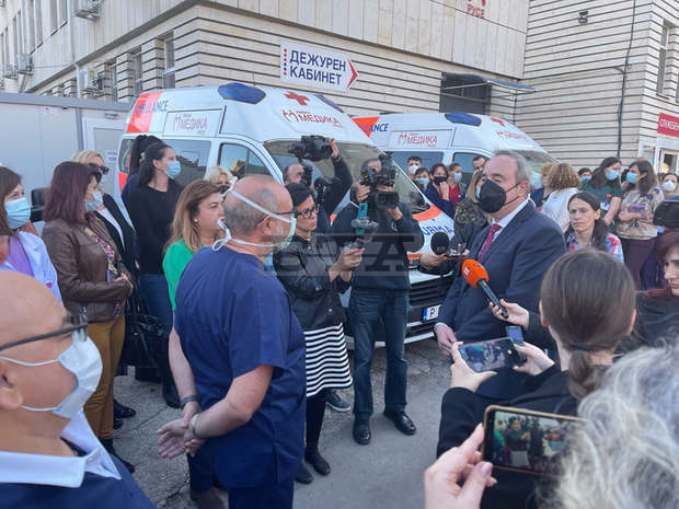 Анастас Герджиков се срещна с лекари и сестри от първа линия в битката с коронавируса в Русе Анастас Герджиков се срещна с лекари и сестри от първа линия в битката с коронавируса в Русе