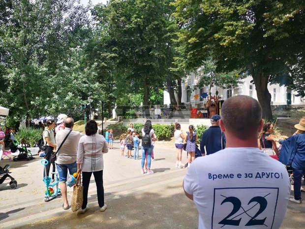 Водачът на видинската листа на "Има такъв народ" в 5 МИР Иво Атанасов подари на децата куклена постановка Водачът на видинската листа на "Има такъв народ" в 5 МИР Иво Атанасов подари на децата куклена постановка