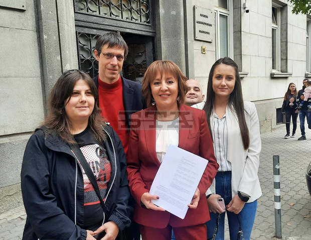 В понеделник Манолова внася жалба във ВАС срещу решението на ЦИК за броенето на разписки от машините В понеделник Манолова внася жалба във ВАС срещу решението на ЦИК за броенето на разписки от машините