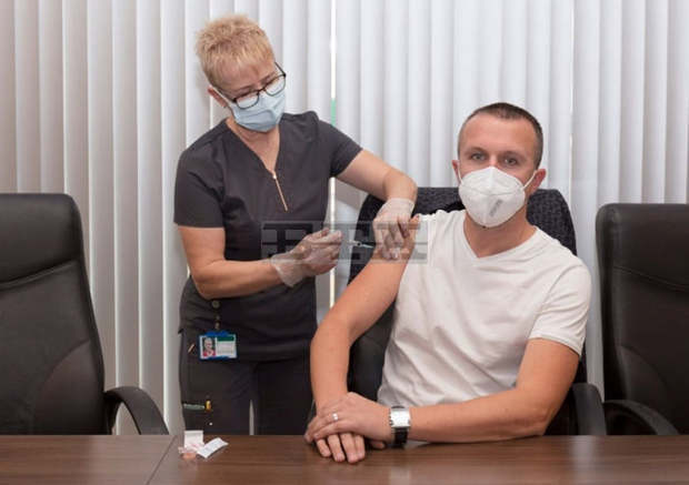 Кметът на Община Белица Радослав Ревански увеличава с 20 процента заплатите на ваксинираните служители Кметът на Община Белица Радослав Ревански увеличава с 20 процента заплатите на ваксинираните служители