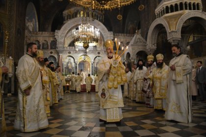 С архиерейска Света литургия патриаршеската катедрала "Св. Александър Невски" отбеляза своя храмов празник