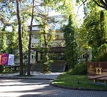 В знак на протест срещу преобразуването на болница "Лозенец" Медицинският факултет на Софийския университет прекратява занятията си