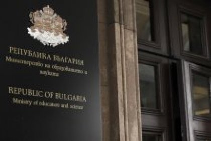 Още два областни града и осем общини преминаха към онлайн обучение