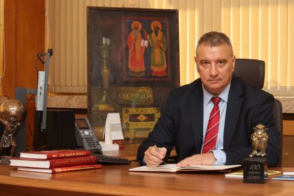 В УНСС дойдоха представители на ГД "Национална полиция", за да съберат информация за ремонтите на общежитията, каза ректорът проф. Димитър Димитров