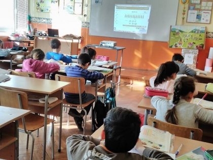 Повече от 285 000 ученици от пети до 12-и клас учат присъствено в цялата страна днес Повече от 285 000 ученици от пети до 12-и клас учат присъствено в цялата страна днес