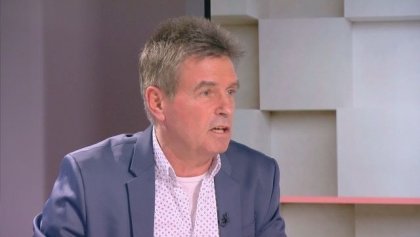 Трябва да се намери решение, за да може учениците от пети до 12-и клас също да се върнат за присъствено обучение в училищата, каза Асен Александров