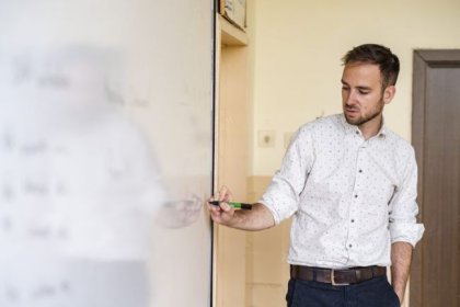 Все повече икономисти искат да стават учители, до 25 ноември е кандидатстването по програмата "Нов път в преподаването" Все повече икономисти искат да стават учители, до 25 ноември е кандидатстването по програмата "Нов път в преподаването"