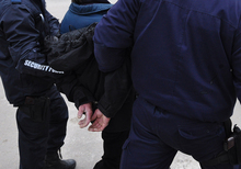 Полицаи са задържали почерпен шуменец заради стрелба с газово оръжие и повреждане на автомобил