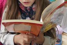 Деца подаряват книги на свои връстници в навечерието на Коледните празници