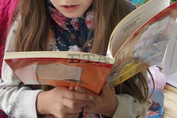 Деца подаряват книги на свои връстници в навечерието на Коледните празници Деца подаряват книги на свои връстници в навечерието на Коледните празници