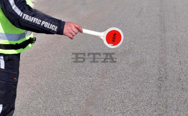 Движението в посока София при км 19 на път I-8 София - Калотина временно е в една лента Движението в посока София при км 19 на път I-8 София - Калотина временно е в една лента