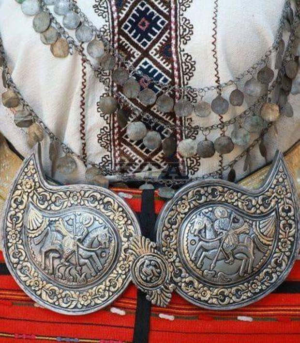 Община Луковит днес раздава народни носии за участниците в ритуала на Йордановден Община Луковит днес раздава народни носии за участниците в ритуала на Йордановден