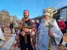 За шеста поредна година Ивайло Енчев извади кръста от водите на река Осъм в Ловеч