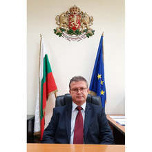 Екипажът на заседналия край Камен бряг товарен кораб ще бъде евакуиран, ако възникне необходимост, съобщи областният управител на Добрич