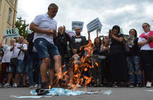 Хотелиери и ресторантьори протестираха с хвърляне и палене на маски в Хасково