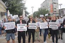 Около 200 служители и собственици на заведения в Ямбол излязоха на протест