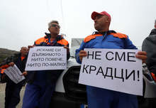 Работници от "Пътни строежи" блокираха пътя Русе-Свиленград  на изхода на  Велико Търново