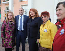 Продължаваме заедно борбата за нова, просперираща България,заявяват претендентите за втори мандат Румен Радев и Илияна Йотова