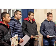 Връщате надеждата на всички ни в доброто, каза областният управител на Варна Марио Смърков при награждаването на четирима ученици, спасявали хора при пожара в Рояк