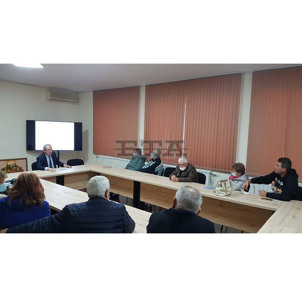 Заради опасна растителност кметът на Търговище проведе среща с граждани Заради опасна растителност кметът на Търговище проведе среща с граждани