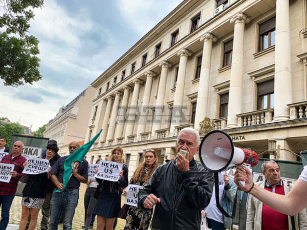 "Атака" откри предизборната си кампания с протест пред военното министерство "Атака" откри предизборната си кампания с протест пред военното министерство