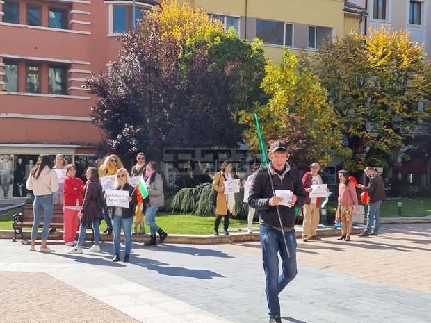 Протест пред общината и опашка пред мобилния кабинет за ваксинация имаше в Сливен Протест пред общината и опашка пред мобилния кабинет за ваксинация имаше в Сливен