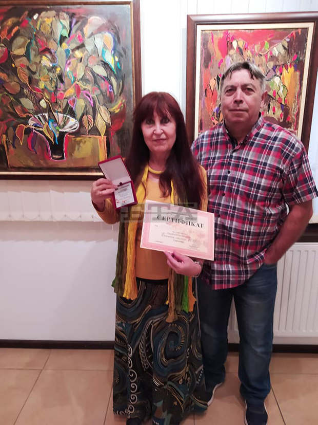 Плевенската художничка Майя Ананиева е удостоена с награда и плакет на национална изложба в Севлиево Плевенската художничка Майя Ананиева е удостоена с награда и плакет на национална изложба в Севлиево