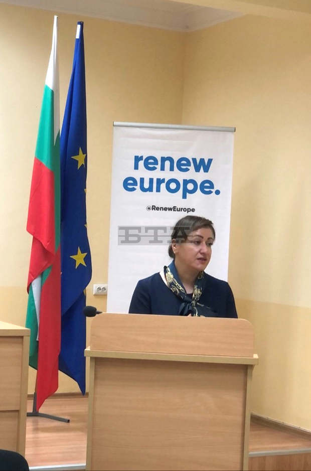 Евродепутатът Атидже Алиева - Вели разясни новостите в Общата селскостопанска политика пред земеделци от Разградско