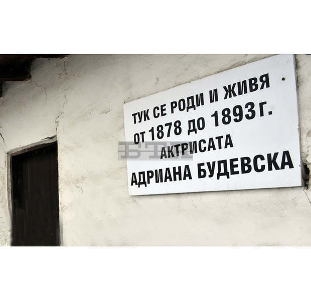 Макет на родния дом на Адриана Будевска става част от културен маршрут в Добрич за незрящи