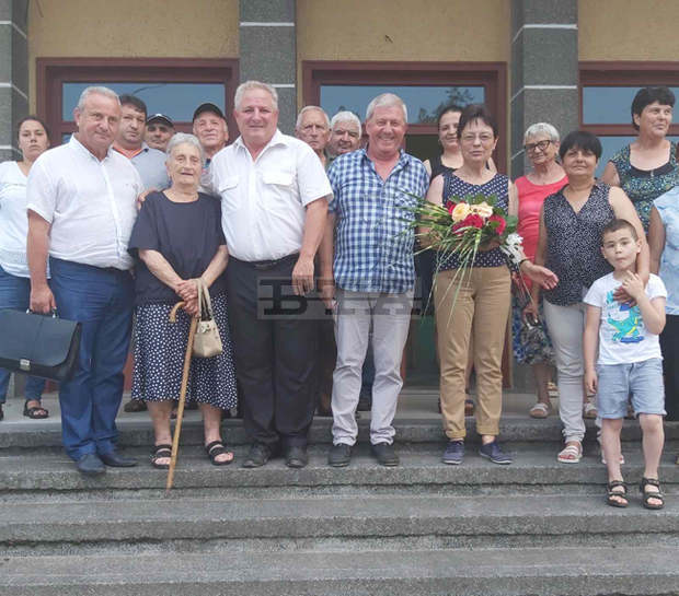 Подкрепа за младите семейства и преизчисляване на пенсиите поискаха от кандидатите за депутати на КП "БСП за България" в Ловешко Подкрепа за младите семейства и преизчисляване на пенсиите поискаха от кандидатите за депутати на КП "БСП за България" в Ловешко