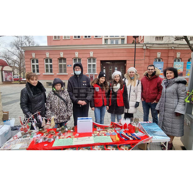 В Плевен младежи организират коледен базар в подкрепа на социален център В Плевен младежи организират коледен базар в подкрепа на социален център