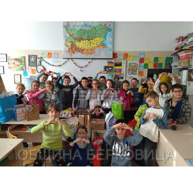 Деца от София дариха с подаръци деца и младежи без родители в социален център в Берковица