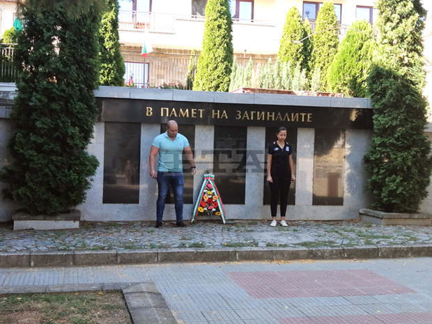 Бяла отбеляза 136 години от Съединението на България с поднасяне на венци и цветя Бяла отбеляза 136 години от Съединението на България с поднасяне на венци и цветя