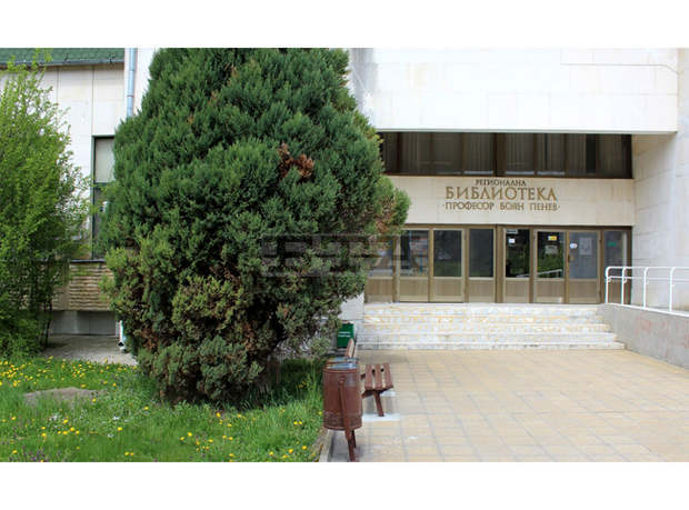 Безплатни читателски карти подарява разградската библиотека за Деня на будителите