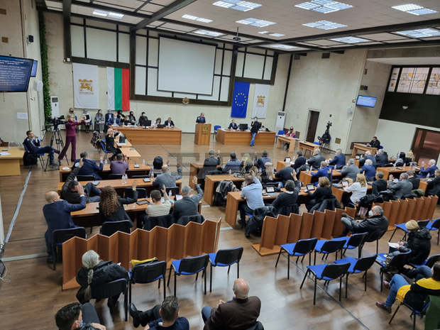 Общинските съветници в Благоевград увеличиха броя на резервните общински жилища, в които да се настанят пострадалите от пожара в града Общинските съветници в Благоевград увеличиха броя на резервните общински жилища, в които да се настанят пострадалите от пожара в града
