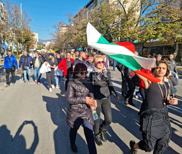 Представители на хотелиерския и ресторантьорския бранш в Благоевград блокираха възлови кръстовища в протест срещу зеления сертификат Представители на хотелиерския и ресторантьорския бранш в Благоевград блокираха възлови кръстовища в протест срещу зеления сертификат