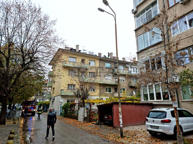 Екипи на противопожарната служба в Благоевград гасиха тази сутрин пожар в жилищна сграда, няма пострадали Екипи на противопожарната служба в Благоевград гасиха тази сутрин пожар в жилищна сграда, няма пострадали