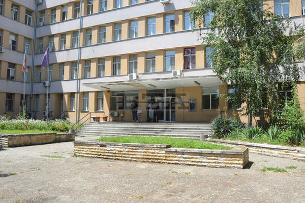 Санитарите от спешното отделение на видинската болница прекратиха протеста си, остават в стачна готовност Санитарите от спешното отделение на видинската болница прекратиха протеста си, остават в стачна готовност