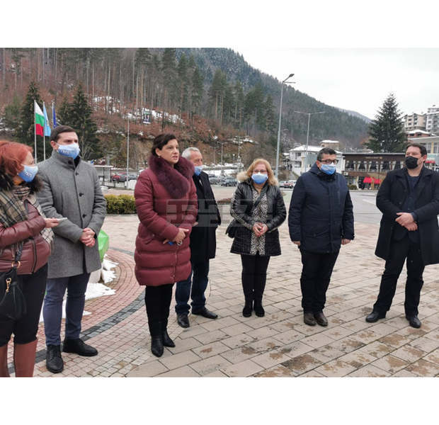 Д-р Даниела Дариткова към жители на Баните: България е на прав път, подкрепете ни, за да довършим започнатото Д-р Даниела Дариткова към жители на Баните: България е на прав път, подкрепете ни, за да довършим започнатото