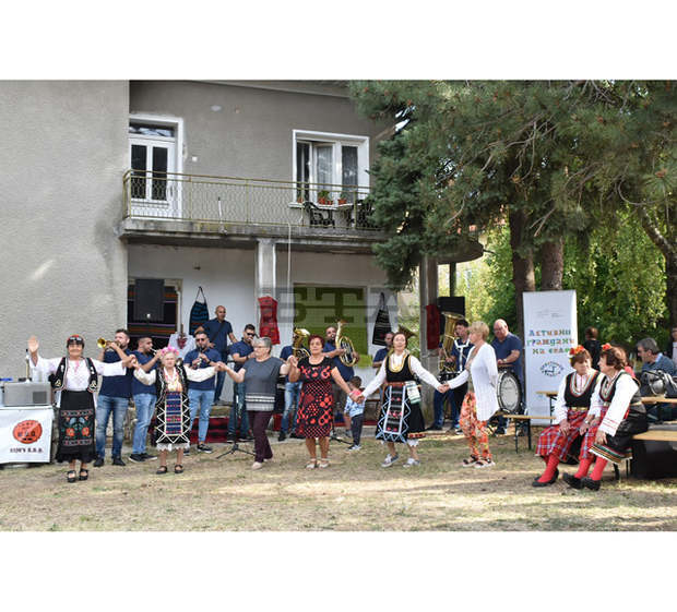 "Девет песни от извора" събра в Деветаки приятели на фолклора "Девет песни от извора" събра в Деветаки приятели на фолклора